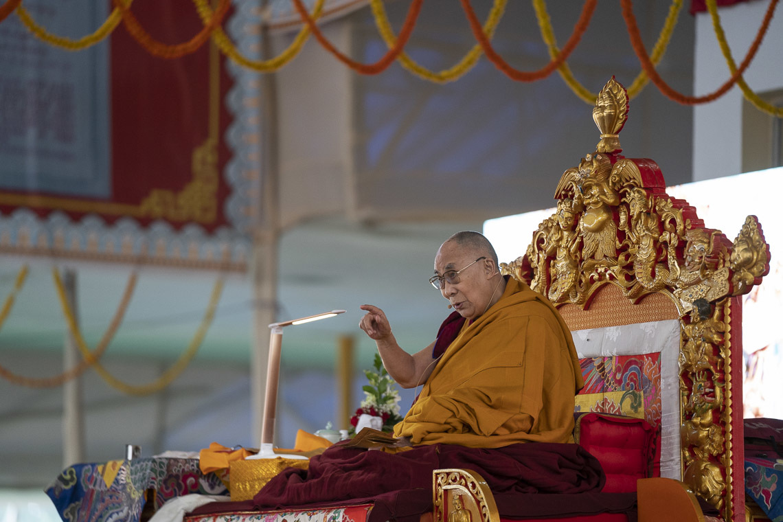 Дээрхийн Гэгээнтэн Далай Лам номын айлдварын эхний өдөр айлдвар айлдаж байгаа нь. Энэтхэг, Бихар, Бодьгаяа. 2018.12.24. Гэрэл зургийг Лувсан Цэрин.