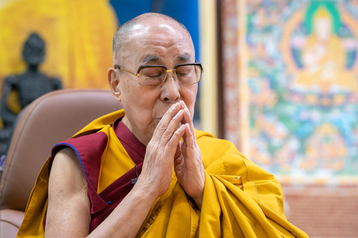 Номын баярын төгсгөлд Дээрхийн Гэгээнтэн Далай Лам ерөөл тавин залбирч байгаа нь. Энэтхэг, ХП, Дарамсала. 2020.06.05. Гэрэл зургийг Тэнзин Жампел.