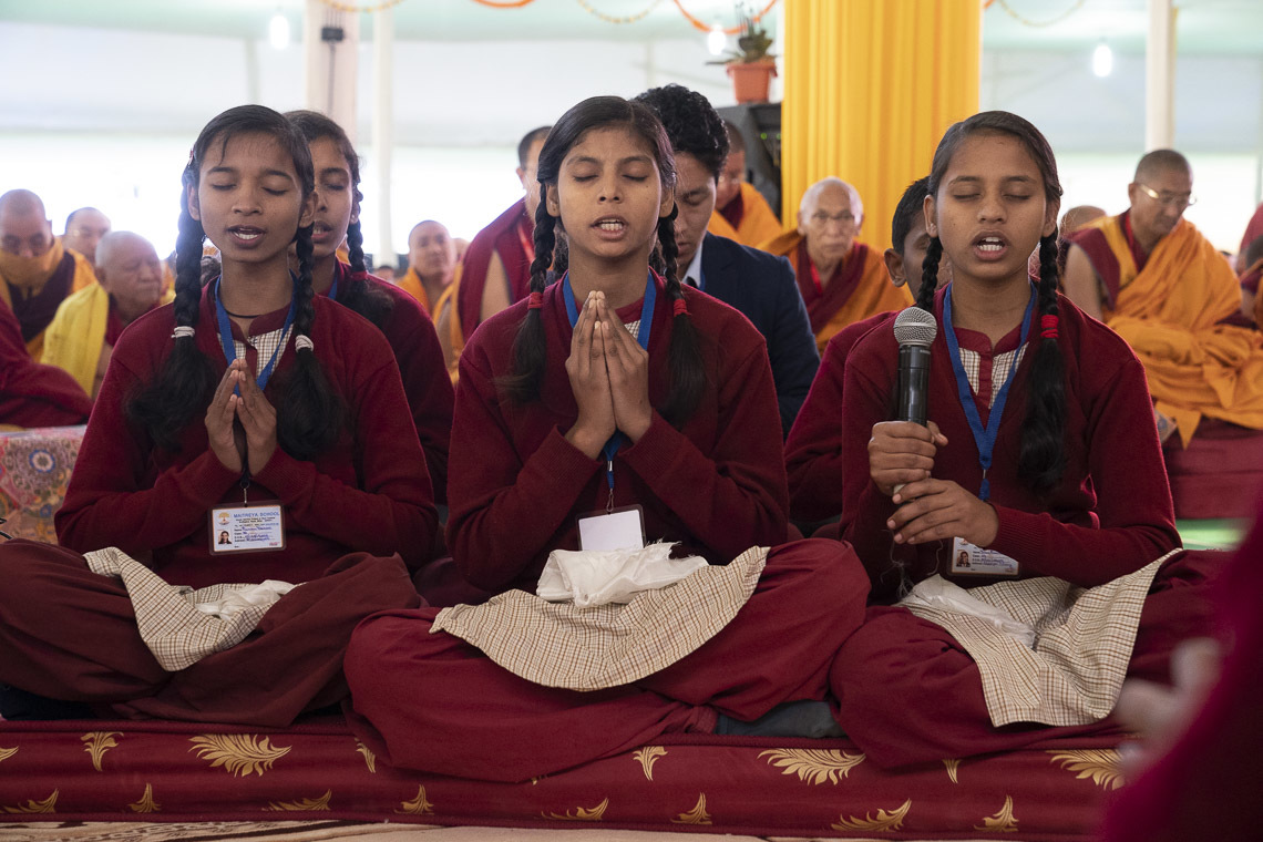 Майдар сургуулийн сурагч хүүхдүүд "Билгүүний Зүрхэн" судрыг санскрит хэлээр уншиж байгаа нь. Энэтхэг, Бихар, Бодьгаяа. 2018.12.28. Гэрэл зургийг Лувсан Цэрин.