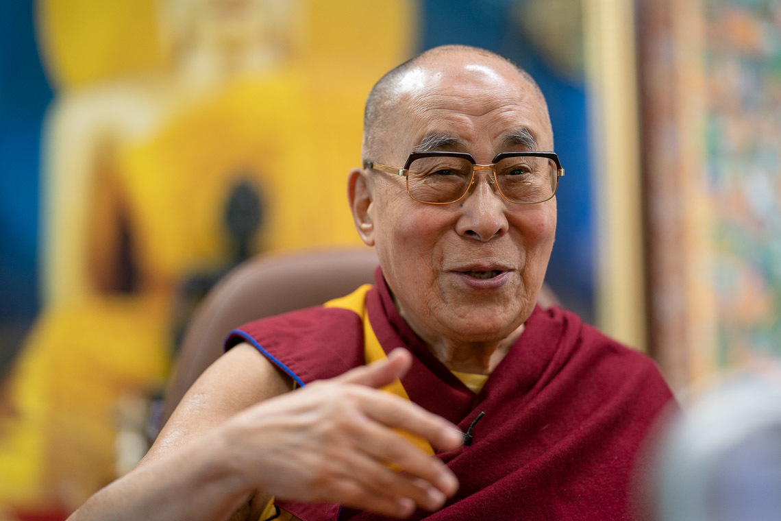 Дээрхийн Гэгээнтэн Далай Лам зохиолч Пико Иертэй ярилцаж байгаа нь. Энэтхэг, ХП, Дарамсала. 2020.06.17. Зургийг Тэнзин Жампел.