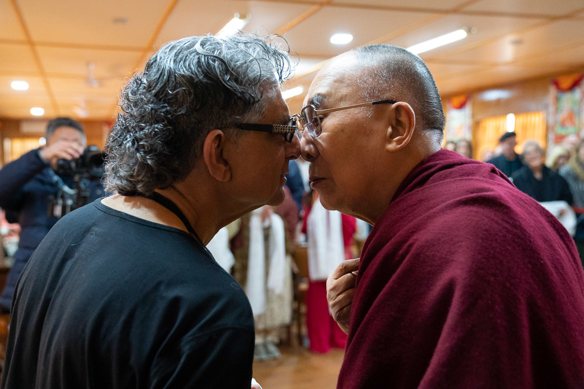 Дээрхийн Гэгээнтэн Далай Лам Дипак Чопратай уулзахдаа маори уламжлалаар мэндэлж байгаа нь. Энэтхэг, ХП, Дарамсала. 2019.02.11. Гэрэл зургийг Тэнзин Чойжор.