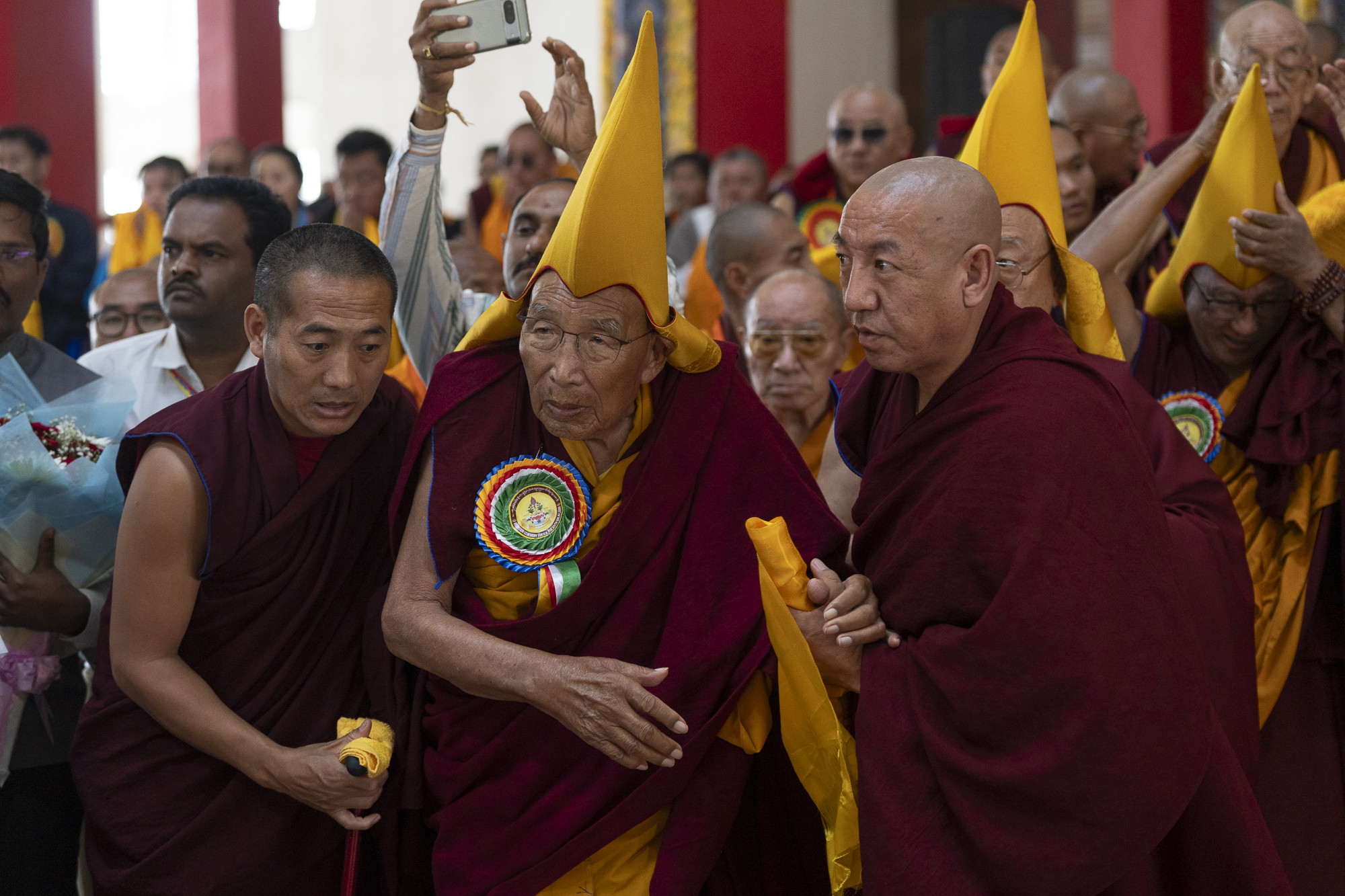 Зураг. Гандан ширээт ринбүүчи Дээрхийн гэгээн Далай ламыг Бэрээвэн Гомон хийдэд морилон ирэхийг хүлээн зогсож буй нь... 2025 оны 12 дугаар сарын 12. Зургийг: Тэнзин Чойжор