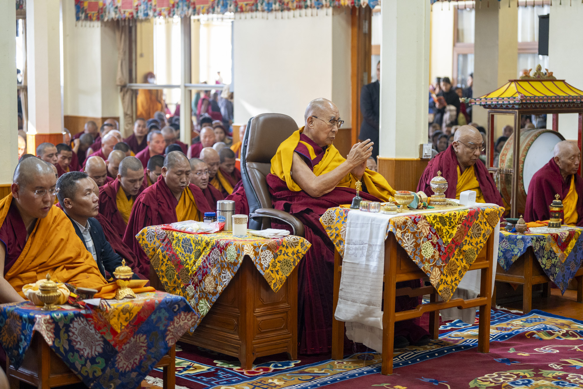 Зураг. Дээрхийн гэгээн Далай лам, Линг ринбүүчи, Намжал хийдийн хамба лам, Сэра-мэ хийдийн өмнөх хамба лам нар Намжал дацангийн Зүглэгхан дуганд Богд Зонховын дүйчэн өдрийг тэмдэглэх хурал хурж буй нь... Энэтхэг, Химачал Прадеш, Дарамсала хот. 2024 оны 12 дугаар сарын 25. Гэрэл зургийг Дэнзин Чойжир