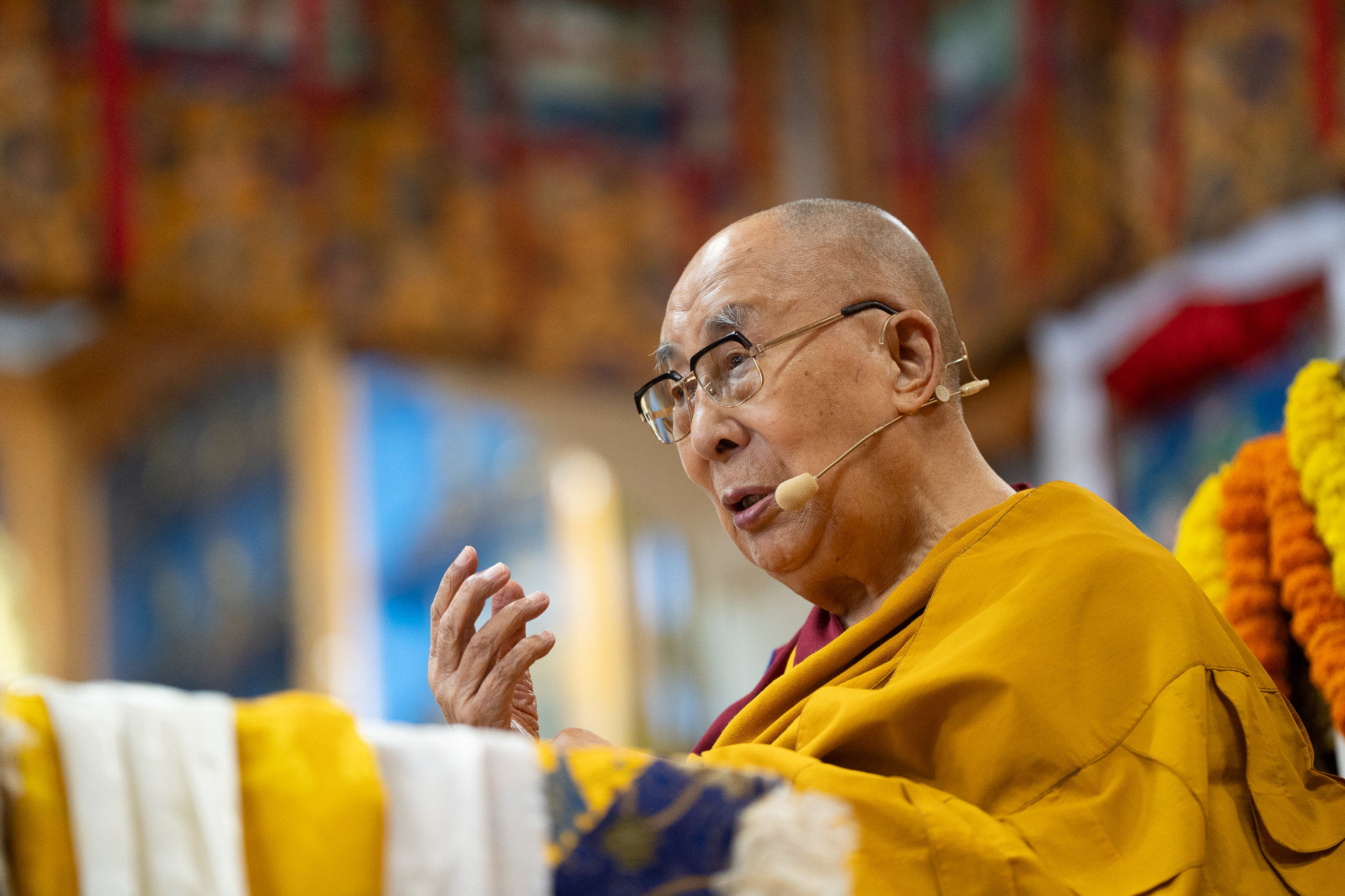 Зураг. Бат оршил өргөх ёслолын үеэр Дээрхийн гэгээн Далай лам цугласан олонд хандан айлдвар айлдаж байна. Энэтхэг, Химачал Прадеш, Дарамсала, Төвөдийн гол дуган. 2025 оны 9 дүгээр сарын 10. Зургийг Тэнзин Чойжор.