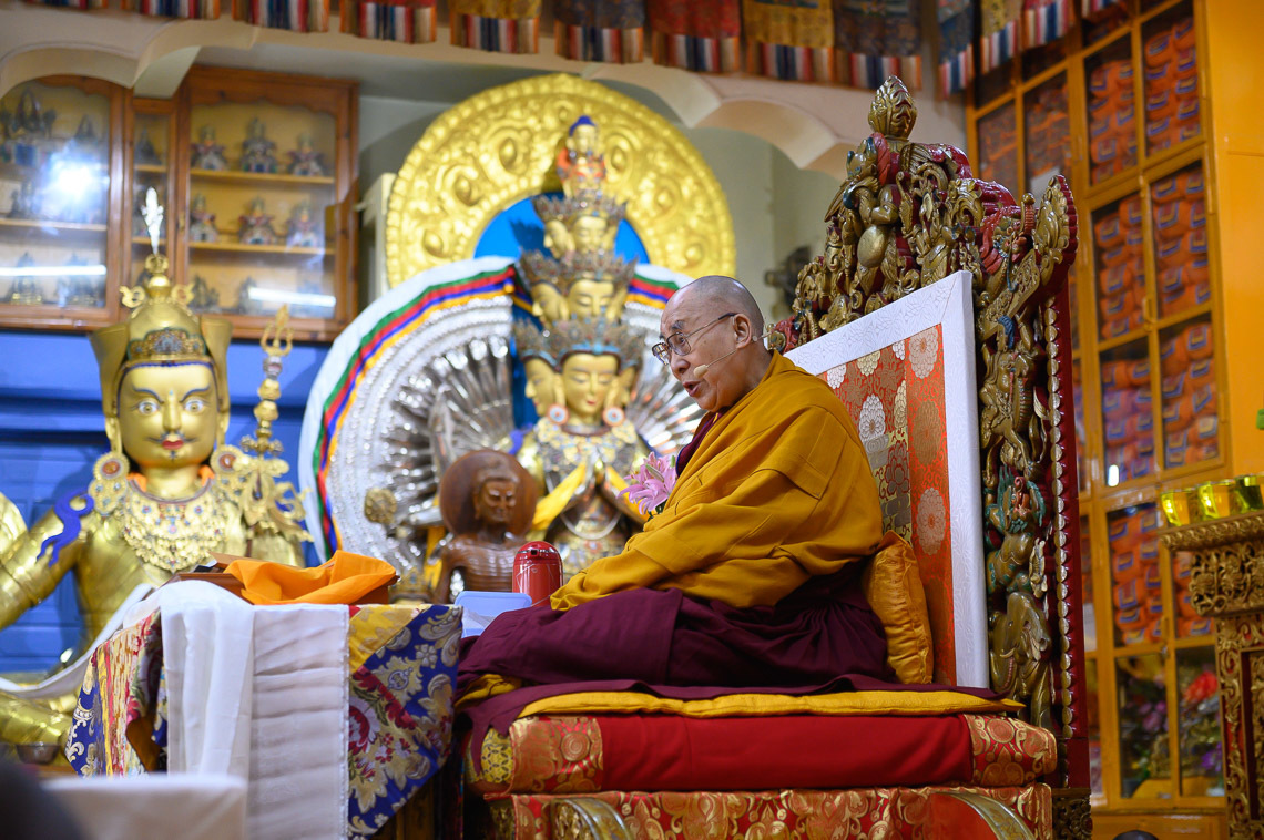 Дээрхийн Гэгээнтэн Далай Лам эхний өдрийн номын айлдвар дээр цугларсан олонд хандан айлдвар айлдаж  байгаа нь. Энэтхэг, ХП, Дармасала, 2019.05.10. Гэрэл зургийг Тэнзин Чойжор.