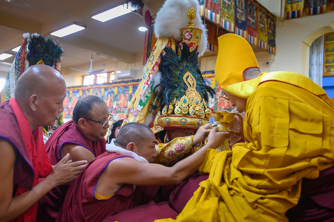 Найчун чойжон Дээрхийн Гэгээнтэн Далай Ламд Бат Оршилийн эд өргөж байгаа нь. Энэтхэг, ХП, Дарамсала. 2019.05.17. Гэрэл зургийг Тэнзин Чойжор.