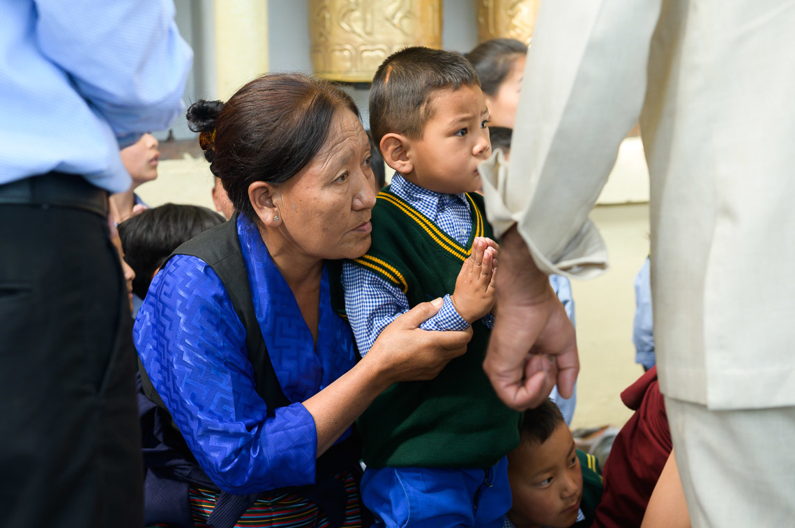 Дээрхийн Гэгээнтэн Далай Ламын морилон ирэхийг хүлээж буй эмээ, ач хоёр. Энэтхэг, ХП, Дарамсала. 2019.06.03. Гэрэл зургийг Тэнзин Чойжор.