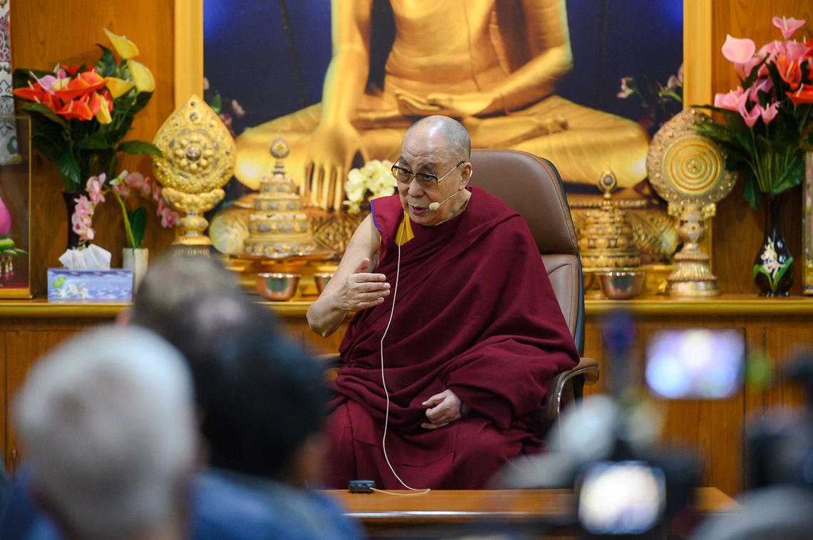 Дээрхийн Гэгээнтэн Далай Лам Энэтхэгийн буддистууд болон олон нийтийн харилцааны оюутнуудтай уулзаж байгаа нь. Энэтхэг, ХП, Дарамсала. 2019.11.15. Гэрэл зургийг Тэнзин Чойжор.