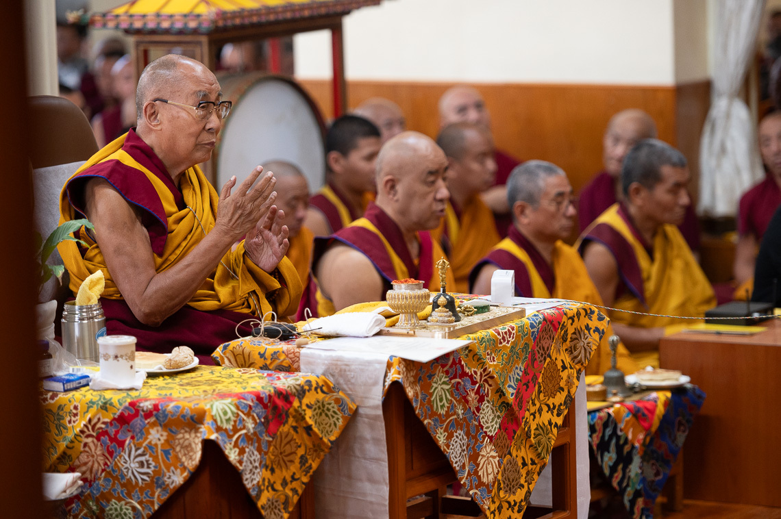 Дээрхийн гэгээн Далай лам Зүглэгхан дуганд маани унших хуралд оролцож байгаа нь... Энэтхэг, Химачал Прадеш, Дарамсала. 2024 оны 5 дугаар сарын 11. Зургийг Замлин Норов.
