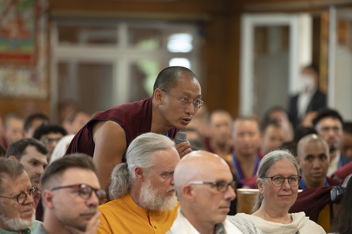 Дээрхийн гэгээн “Төвлөрлийн бясалгалын үр нөлөө” сэдэвт бага хурлын оролцогчдыг өргөөндөө хүлээн авч уулзах үеэр Эмори, Төвөдийн шинжлэх ухааны хөтөлбөрт суралцсан хувраг асуулт асууж байгаа нь... Энэтхэг, Химачал Прадеш, Дарамсала. 2024 оны 5 дугаар сарын 24. Зургийг: Замилин Норов.