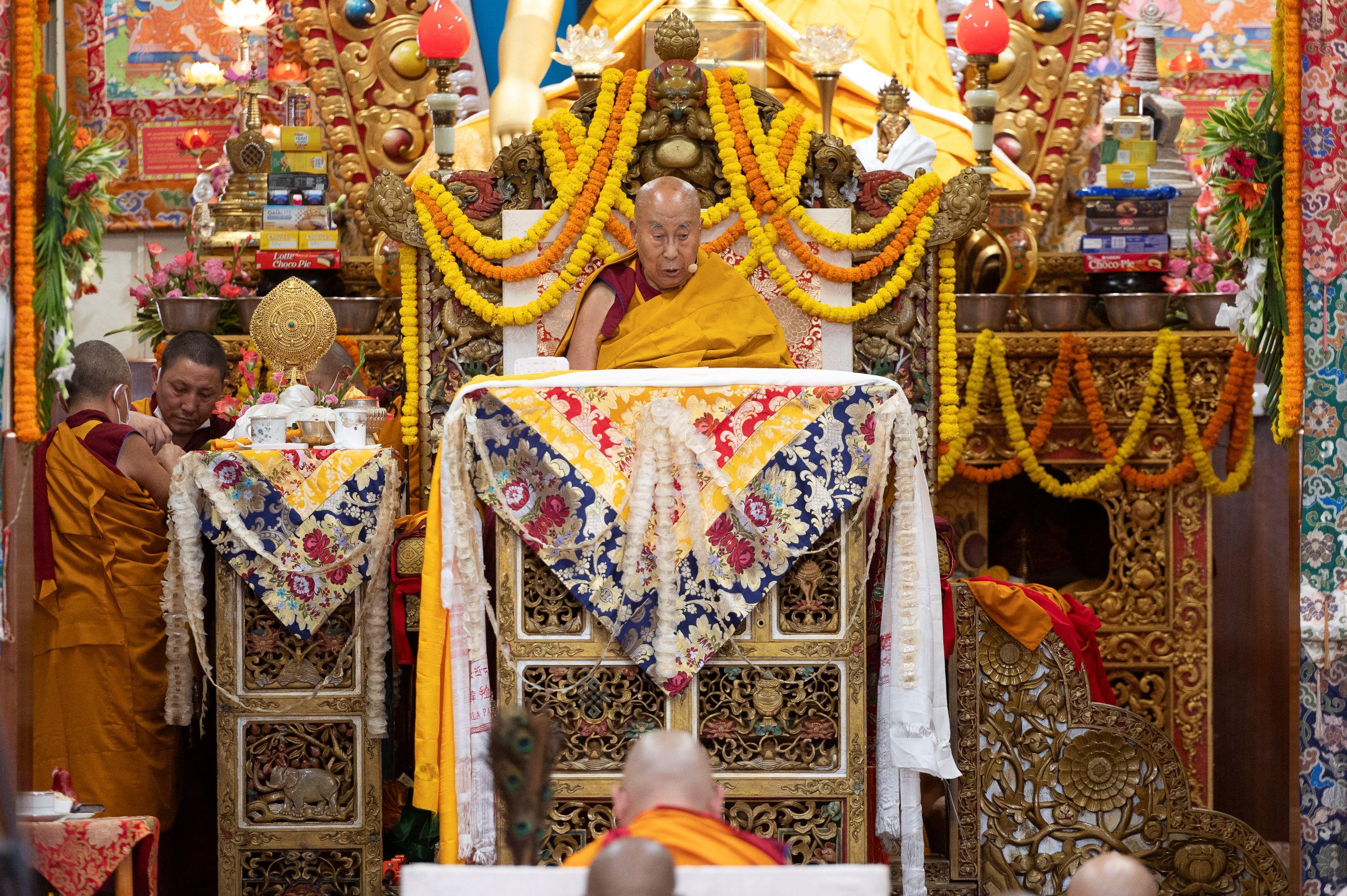 Зураг. Намжал дацангийн Зүглэгхан дуганд болсон бат оршил өргөх  ёслолын үеэр Дээрхийн гэгээн сүсэгтнүүдэд хандан үг хэлж буй нь... Энэтхэг, Дарамсала. 2024 оны 9-р сарын 7-ны өдөр Гэрэл зургийг Замлинг Норбу.