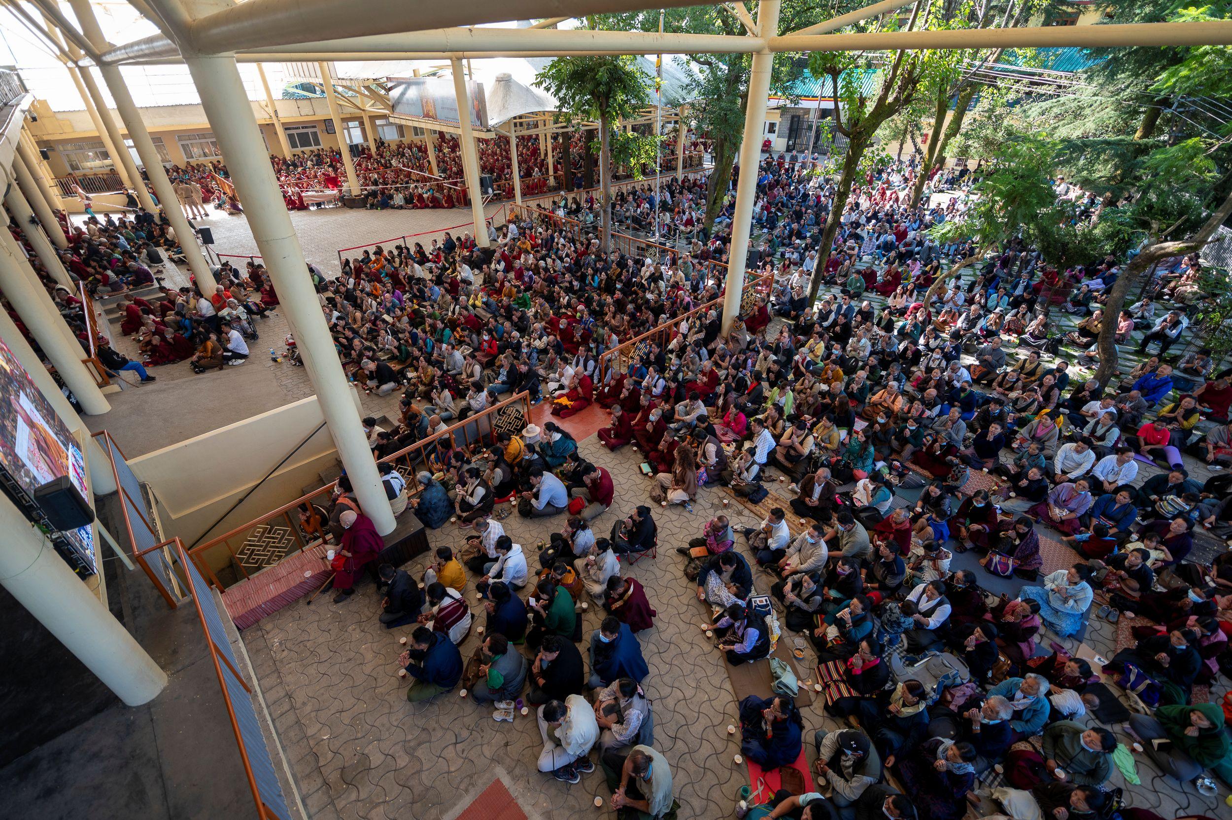 Зураг. Намжал дацангийн Зүглэгхан дуганы гадаах талбайд Дээрхийн гэгээн Далай ламын айлдварыг сонсож буй сүсэгтэн олон... Энэтхэг, Химачал Прадеш муж, Дарамсала хот. 2024 оны 9 дүгээр сарын 30. Гэрэл зургийг Замлинг Норбу.