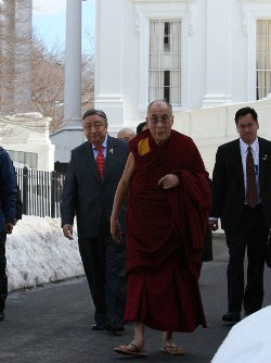Зураг. Дээрхийн гэгээн Далай лам Вашингтон хотноо Цагаан ордноос гарч байна. Далай лам АНУ-ын Ерөнхийлөгч Барак Обаматай анх удаа уулзсаныхаа дараа сэтгүүлчдэд товч ярилцлага өглөө. 2010 оны 2 дугаар сарын 18. (Зургийг Марк Вилсон/Getty Images)