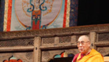 Дээрхийн гэгээн Далай лам "Бодьсадвагийн явдалд орохуй” номыг айлдан, Мехико хотын Папын нэрэмжит Их Сургуульд айлчлав.