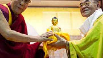 Шүчи-ин Их Сургуульд Төвөдийн буддизмын тарнийн ёсны талаар айлдав.