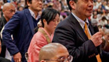 Токио руу хөдлөхийн өмнө Кояасан хотноо олон нийтэд хандан үг хэлнэ.