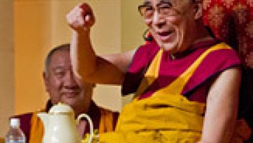 Токиод бүтэн өдрийн турш ном айлдлаа.