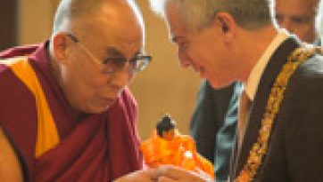 Дээрхийн гэгээн Далай лам Франкфурт хотын даргатай уулзав.  Герман дахь төвөд иргэдийн нийгэмлэг Дээрхийн гэгээний эснэсэн өдрийг тэмдэглэв.