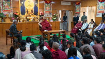 Хойд Энэтхэгийн оюутан залуучуудтай уулзав