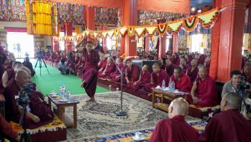 Гандан Шарцэ хийдэд дагсал хаялцах мэтгэлцээнд морилов.