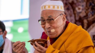 Падумын мусульман шашинтнуудтай уулзаж, оюутнуудтай ярилцав