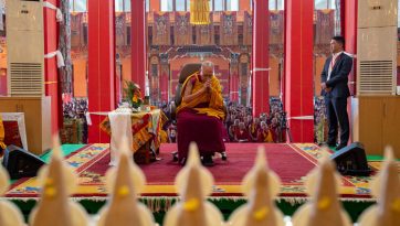 Төвөдөд болсон гамшигт нэрвэгдсэн хүмүүсийн төлөө залбирлаа