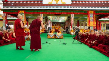 Дашлхүмбэ хийдэд болсон дагсал хаялцах мэтгэлцээнд морилон саатав