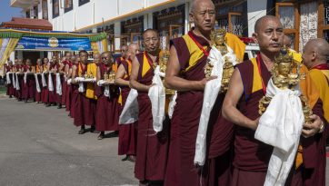 Сэра хийдийн хуврагууд Дээрхийн гэгээнтэн Далай ламд  өлмий бат орших ерөөл өргөв