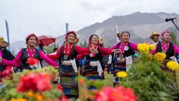 Аби-Спан цэцэрлэгт хүрээлэнд үдийн зоог барилаа