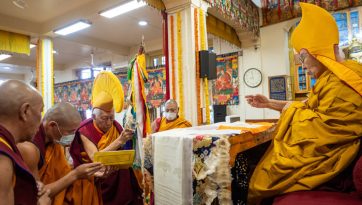 Дээрхийн гэгээнд бат оршил өргөлөө.