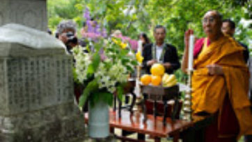 Наганогийн Энхийн суварга Далай ламын адист хишгийг хүртлээ.