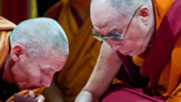 Дээрхийн гэгээн XIV Далай лам  Дүйнхорын вангийн бэлтгэл үйлээ үргэлжлүүлэв.