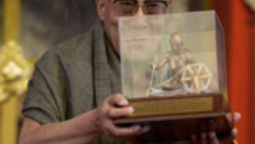 Далай Лам “Махатма Гандигийн нэрэмжит Олон улсын шагнал”-ыг хүртлээ