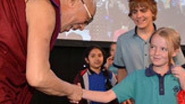 Дарвин хотын Палмерстонд хотын хэвлэл мэдээллийнхэнтэй уулзалт хийж, олон нийтэд хандан үг хэллээ.