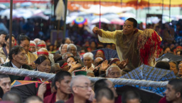 Жанрайсиг бурханы авшиг хүртээв