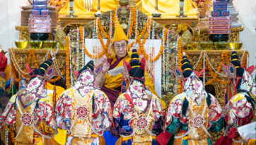 Дээрхийн Гэгээнтэн Далай Ламд зориулсан Бат Оршил өргөх ёслол