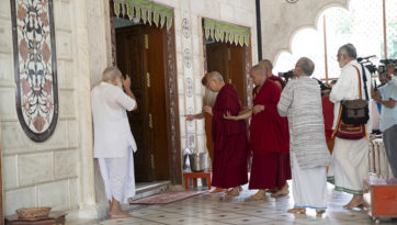 Шри Удасин Каршни Ашрамд айлчлав