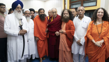 Гандигийн ашрам дахь Харижан Севак Санг-д айлчилав