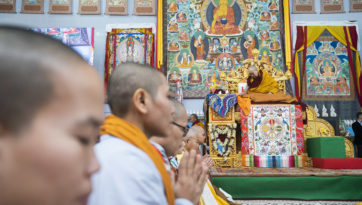 Жанрайсиг бурханы авшиг хүртээв