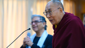 Дипак Чопра ба түүний анд нөхөд Дээрхийн Гэгээнтэн Далай Ламтай уулзлаа