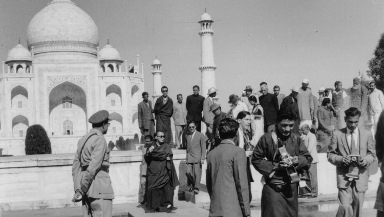 Дээрхийн Гэгээнтэн Далай лам Энэтхэгийн Агра хотод Энэтхэгийн Таж Махаридад зочлов.  1959 оны 12-р сар