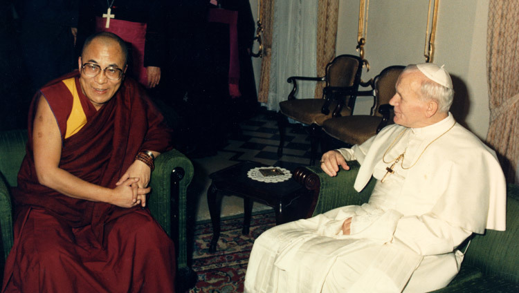 Дээрхийн Гэгээнтэн Далай Лам Ватикан хотод Дээрхийн Гэгээн Пап II ламын хамт. 1988 оны 6 сарын 14.