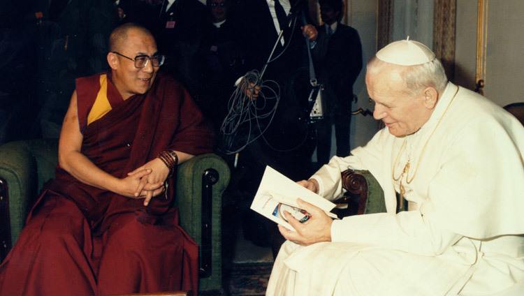 Дээрхийн Гэгээн Далай лам, Дээрхийн Гэгээн Пап лам Жон Пол II, Ватикан, 1988 оны 6-р сарын 14-нд.