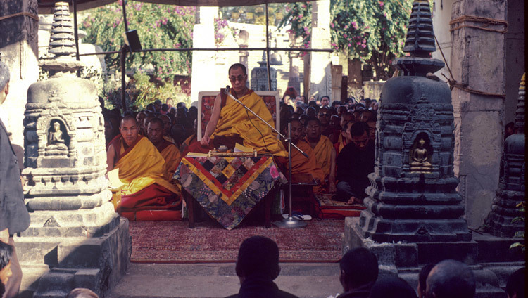 Дээрхийн Гэгээнтэн Далай лам Бихар хотод Бодхгаяа дахь Махабоди ариун сүмд. 1980 оны 1-р сар. Энэтхэг. 