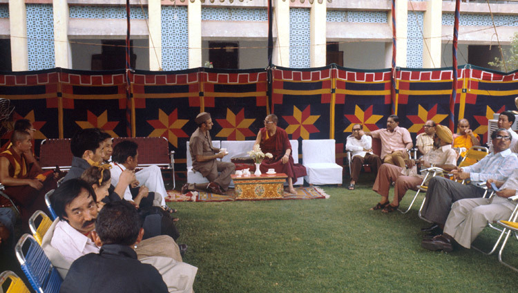 Дээрхийн Гэгээнтэн Далай Лам 1979 оны 6-р сард Энэтхэгийн Дели хотод.