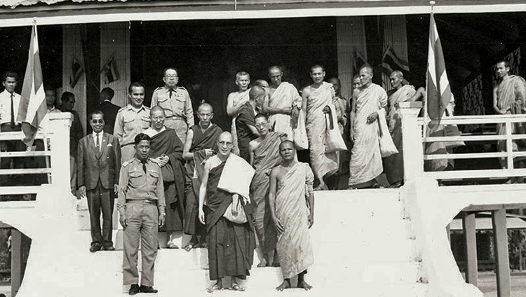 Тайланд улсад айлчлах үеэр Дээрхийн Гэгээн Далай лам Тайландын лам нартай хамт.1972 оны 1-р сар 