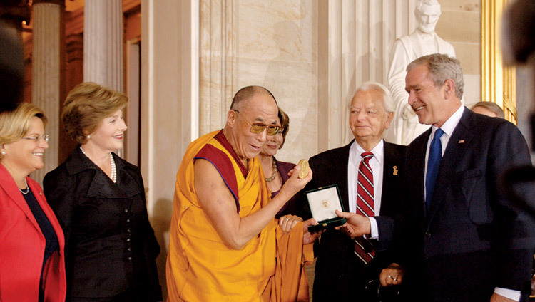 Дээрхийн Гэгээнтэн Далай Ламд  АНУ-ын Ерөнхийлөгч Жорж Буш АНУ-ын Конгрессийн алтан медалийг ёслол төгөлдөр гардууллаа. Вашингтон хот 2007 оны 10-р сарын 17