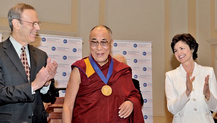 Дээрхийн Гэгээнтэн Далай лам 2010 оны 2-р сарын 19-нд АНУ-ын Вашингтон хотод Ардчиллын төлөөх үндэсний ардчиллын шагнал хүртсэн.