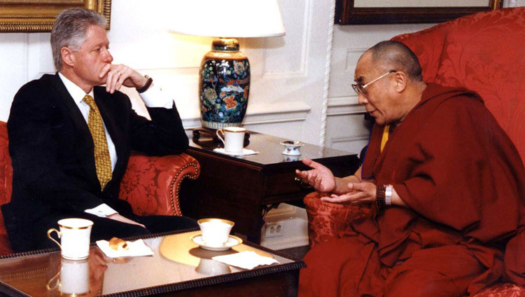 Дээрхийн Гэгээнтэн Далай Лам 1998 оны 11-р сарын 10-нд АНУ-ын Вашингтон хотод айлчлах үеэр АНУ-ын Ерөнхийлөгч Билл Клинтонтай уулзав