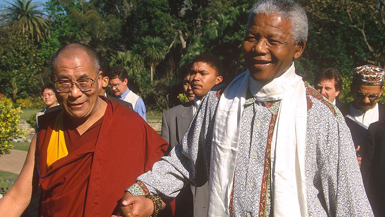 Дээрхийн Гэгээнтэн Далай Лам Өмнөд Африкийн Нелсон Мандела Ерөнхийлөгчийн хамт.  2004 оны 11-р сарын 5.  Йоханнесбург хот.